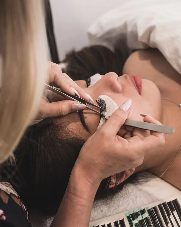 Curso de Artista en Cejas y Pestañas en Costa Rica – Fuxion Academy